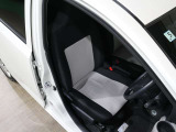 程よい硬さとホールド性が高いシートで長時間運転も快適です。