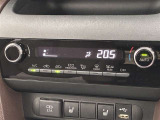 オートエアコンは温度を設定するだけで、自動で風量などを設定してくれます。運転しながら操作も必要ないので、安全性も向上します。