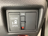 左側電動スライドドアは運転席からでも操作ができるように、ハンドル付近に開閉の操作スイッチが付いています。