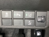 ハンドルの右側にはヘッドライトレベライザーとHondaセンシング用のメインスイッチがついています。ヘッドライトレベライザーは道路状況や積荷の加重に応じてライトの高さを調節できます。