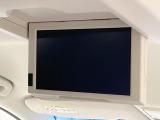 【フリップダウンモニター】大画面モニターで後席でもエンタメをお楽しみいただけます。小さなお子様にも大人気の装備です♪