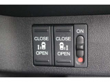 リアは両側パワースライドドアで開閉には運転席のスイッチ、もしくはスライドドアのドアハンドルを軽く引くだけで自動開閉します。