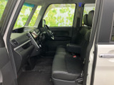 運転しやすい配置のスイッチ類で、スムーズな操作性を実現。快適なドライブをサポートします。広々とした空間でリラックスできます。