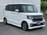 狭い駐車場でも、スライドドアならチャイルドシートへのお子さまの乗降や荷物の積載もスムーズ。とても便利な【両側電動スライドドア】ドアハンドを少し引くだけでリアドアが自動開閉します。