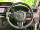 手に馴染むステアリングは、運転の楽しさを高めます。操作性も良く、スムーズなハンドリングを実現。長距離運転でも疲れにくく、快適なドライブをサポートします。