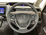 ハンドルにHondaセンシング系のクルーズコントロールやレーンキープアシストなどのスイッチと、オーディオの操作スイッチが装備されています。ハンドルから手を離さず安全に操作できます。