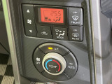 【オートエアコン】一度お好みの温度に設定すれば、車内の温度を検知し風量や温度を自動で調整。暑い&hellip;寒い&hellip;と何度もスイッチ操作をする必要はありません。快適な車内空間には必須の機能ですね♪