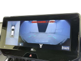 パノラミックビューモニターを装備。駐車場や交差点でクルマを真上から見るように周囲を確認できます。機能の詳細は販売店スタッフまでおたずねください。