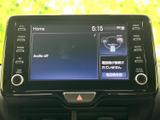 様々な情報を一画面に集約。操作も直感的に行え、快適なドライブをサポートします。目的地設定もスムーズで、長距離移動も安心です。