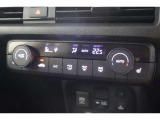 フルオートエアコンが装備されています!お好みの温度設定をするだけでエアコンの風量やモードの切り替えを自動でコントロールしてくれます!ユーザーの操作が少なく燃費走行にもつながります!
