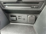 充電用USB端子付き。スマートフォンなどの充電に便利です。