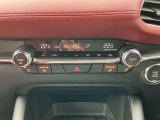 オート式エアコンは操作性が良好です。運転席とにはシートヒーターが装備されており、座面と背もたれをすばやく温め、寒い時期にも快適な運転環境を提供します。