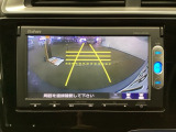 後方確認はお任せ! リアカメラ装備でバック駐車をサポートします。