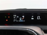 とっても見やすいメーターです。夜間時はラグジュアリーな気分にさせてくれる照明が魅力ですので、夜のドライブも楽しみになりますよ♪