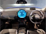 MINIの内装はとにかく『円』に拘ったデザインコンセプトが一目で伝わってきます。これほど円形に拘った車は他に御座いません。伝統のデザイン、トグルスイッチなど遊び心のある内装で御座います。