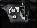 【オートエアコン】1年中快適な室内を提供!車内温度を設定すると、風量を自動で調整してくれます。