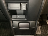 アクセサリーソケットはUSBのアダプターなどをつければ、スマホの充電にも使えます。下にはナビゲーション用の外部入力可能なUSB端子がついており、周辺には物が置けるボックスがついています。