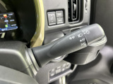 操作しやすい位置に配置されたウインカーレバーです。確実な操作感で、安全な車線変更をサポートします。スムーズなドライビングに貢献します。
