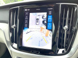 【360&deg;ビューカメラ】4台の高解像度カメラで360度の鳥瞰図を表示。隣の車や壁、死角にある障害物などを画面で確認できるため、狭いスペースでの駐車・出入りも安心です。