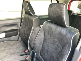 【フロントシート】ベンチシートタイプで狭い駐車スペースでも乗り降りラクラクです♪