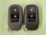 スマートキーを装備しています。鍵を差し込むことなくドアロックの開け閉めと、スタートボタン操作でのエンジンスタートができます。スペアキーも同じものを用意しております。