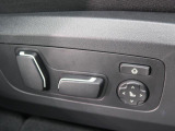【メモリー機能付きパワーシート】運転手が代わってもボタン一つで設定ポジションに。常にご自身のドライブ設定が整います。
