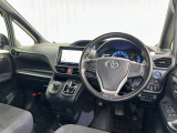 運転席まわりです。 各操作スイッチは使いやすい位置に配置されてます。