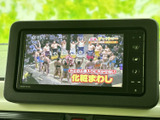 停車中にTVを楽しめる機能。長距離移動や待ち時間も快適に過ごせます。家族や友人と一緒にエンターテインメントを満喫できますね。