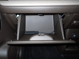 大型のグローBOXが装備されています。よく使うアイテムの収納に便利です、欲しい時にすぐに取り出せます♪