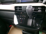操作しやすいシフトレバーとタッチ式エアコンパネルで運転も楽々です。