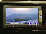 ギヤをR(バック)に入れるとナビの画面に後ろの映像が映るリアカメラ付です。後退時、コンディションが悪い視界でもカラーバックモニターがドライバーをサポートします。