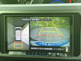後方の状況をクリアに映し出し、安全な駐車をサポート。狭い場所でも、落ち着いてスムーズに駐車できます。