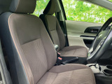 運転席からの視界は広く、運転操作もスムーズに行えます。座り心地の良いシートで、快適なドライブをお楽しみください。
