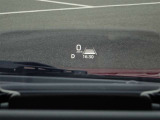 カラーヘッドアップディスプレイ付き。少ない視線移動で情報を確認できるので、運転の疲労軽減に繋がりますよ♪