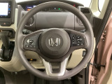 ハンドルにHondaセンシング系のクルーズコントロールやレーンキープアシストなどのスイッチと、オーディオの操作スイッチが装備されています。ハンドルから手を離さず安全に操作できます。