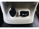 100V・1500W電源を装備。PC等の電気製品に対応し、走行中にも使用できます。アウトドアでも活躍しますし、停電などの非常時には電源としても使える便利な装備です。ラゲージスペースにも装備しています。
