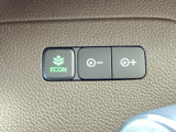 【eコンスイッチ】低燃費運転をサポートするECONモード。スイッチをONすると、エンジンやトランスミッション、A/Cなどを協調制御し、燃費の向上に貢献。エコドライブの効果を高めます。