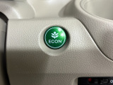 葉っぱマークのECONスイッチ!スイッチをONにするだけで、エンジンやエアコンなどを協調制御。燃費の向上に貢献します!