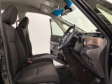 広い足元に肘掛けもついたゆったり座れるシートです。運転席と助手席の間が空いているため、助手席側への移動がスムーズです。交通量の多い道でも、助手席側から乗り降りができます。