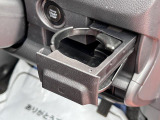 [ドリンクホルダー]お気に入りのドリンクを片手に、快適なドライブを♪500mlペットボトルも置けます!