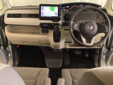 車内は光触媒抗菌消臭施工済です。スタイリッシュなデザインで暖かみのあるインパネ周りを演出します。グローブボックスやカップホルダーのほかにトレーなどたくさんの収納スペースが装備されています。
