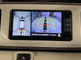 車庫入れの苦手な方にバック時のサポートバックモニター、パノラミックビューモニター付き。※カメラが映し出す範囲は限られています。必ず車両周辺の安全を直接確認してください。
