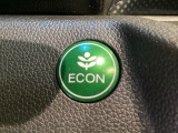ECON モードをON にするとアクセルペダルの動きに対するエンジンの反応とエアコンの制御を切り換えることで、燃費のいい運転をするドライバーがペダルを踏んだ時と同じようにエンジンを制御します。