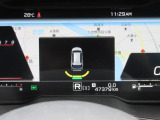 バック時に、バックソナーが起動し、状況をメーター内のインフォメーションディスプレイに表示いたします。