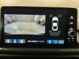 リバースギアに入れるだけで後方の表示へ切り替わります。夜間や雨の日の駐車も楽になりますよ。