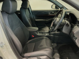 体を包み込むような形状でホールド感のあるフロントシート。しっかりと支えてくれるので長時間の運転を快適にサポートしてくれます。もちろん足元もゆったりしてますのでおくつろぎいただけます♪