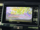 狭い道や駐車場での運転をサポート。後方の状況を安全確認できるので、安心して運転できます。運転に自信がない方にもおすすめです。