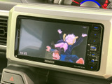 見やすい地図画面は、運転中の情報収集に役立ちます。スムーズなナビゲーションで、目的地まで安心して到着できます。渋滞情報も確認可能。