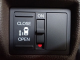 運転席からもスライドドアをボタン操作でスピーディーに開閉できます!またスマートキーでも操作できるので便利です。
