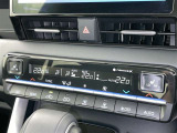 左右独立温度コントロールフルオートエアコンです。運転席、助手席それぞれで独立して温度設定ができます。冷え性の方が乗っても安心ですね♪